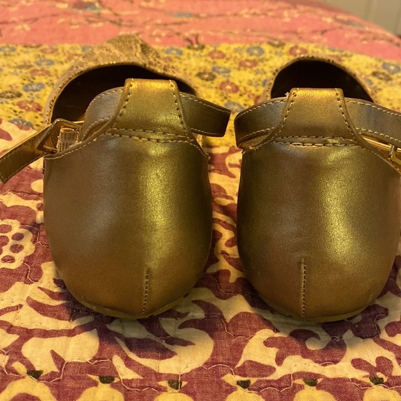 Kenneth Cole Reaction gold snakeskin flats size 8. - Picture 4 of 11